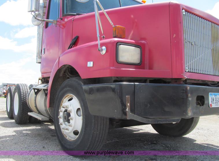 image for item K5637 1994 Volvo WG semi truck