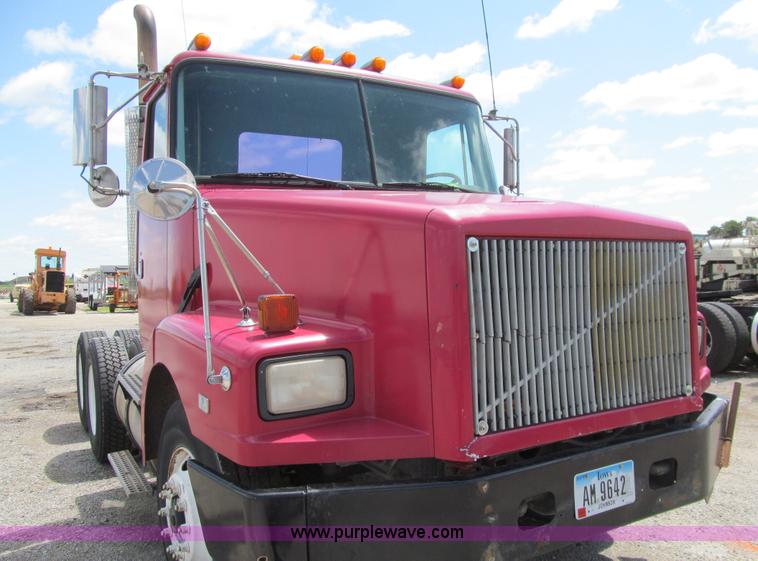 image for item K5637 1994 Volvo WG semi truck
