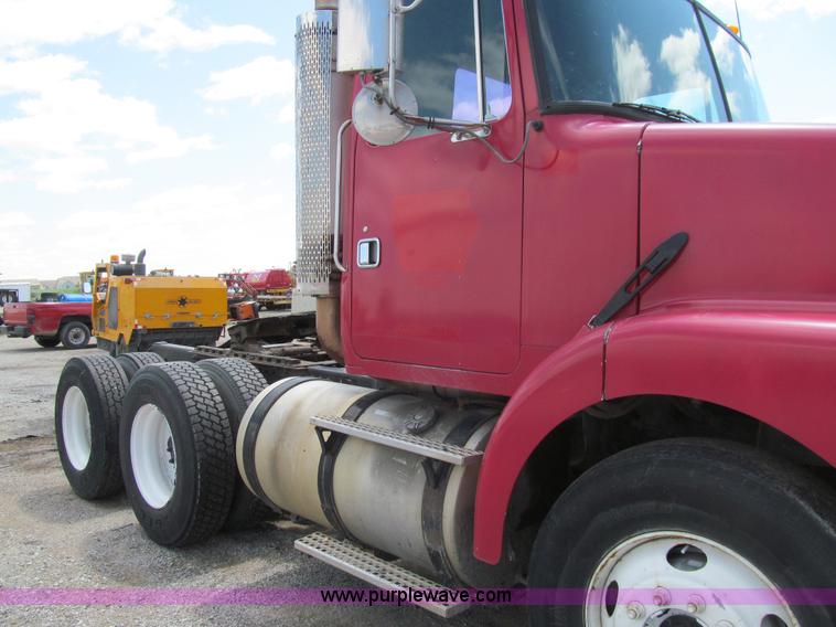 image for item K5637 1994 Volvo WG semi truck