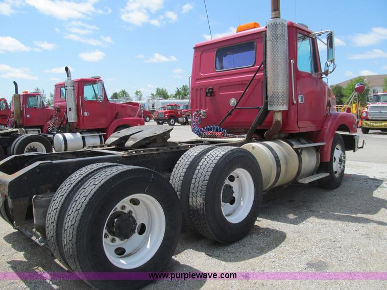 image for item K5637 1994 Volvo WG semi truck