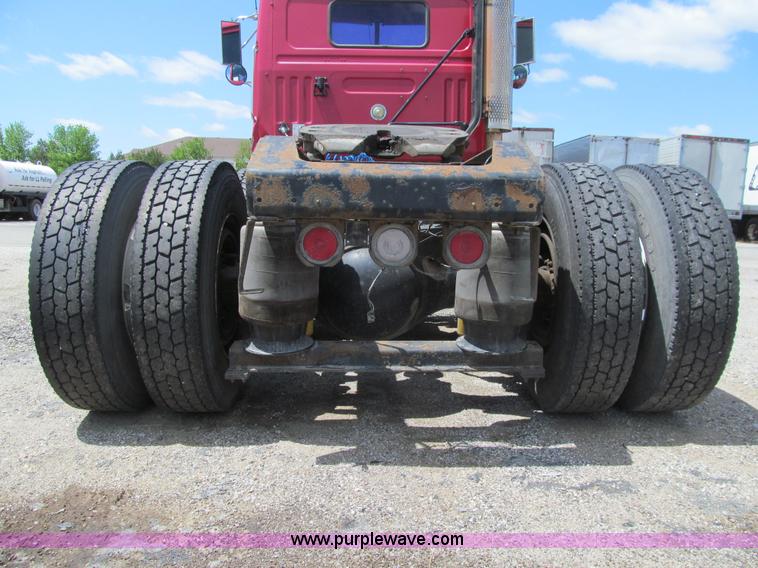 image for item K5637 1994 Volvo WG semi truck