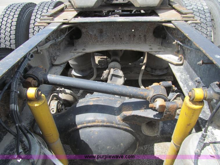 image for item K5637 1994 Volvo WG semi truck