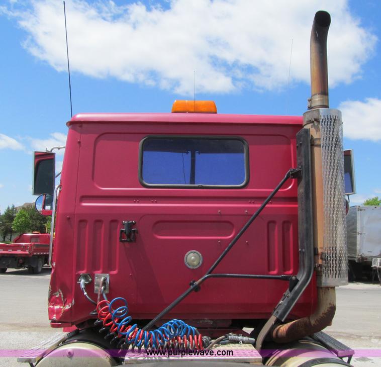 image for item K5637 1994 Volvo WG semi truck