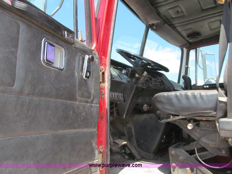 image for item K5637 1994 Volvo WG semi truck