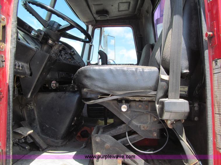 image for item K5637 1994 Volvo WG semi truck