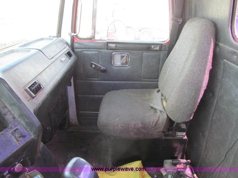 image for item K5637 1994 Volvo WG semi truck