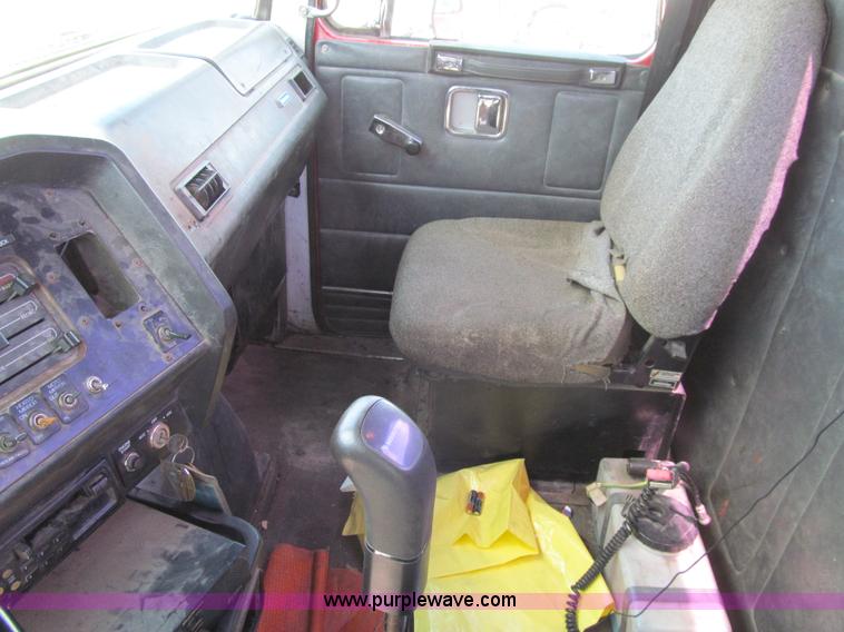 image for item K5637 1994 Volvo WG semi truck