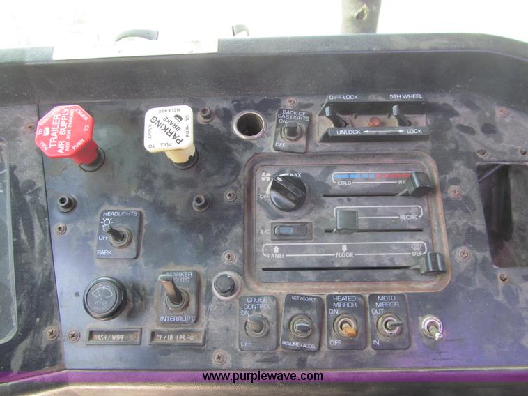 image for item K5637 1994 Volvo WG semi truck