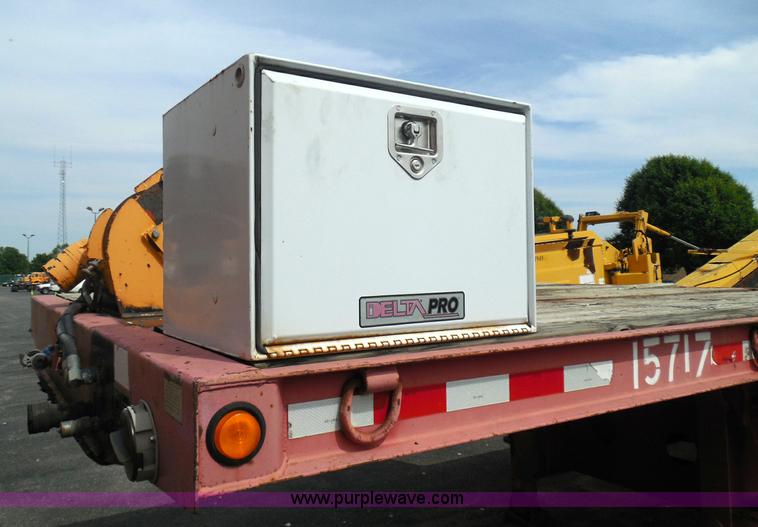 image for item K7514 2002 Wade Services equipment trailer