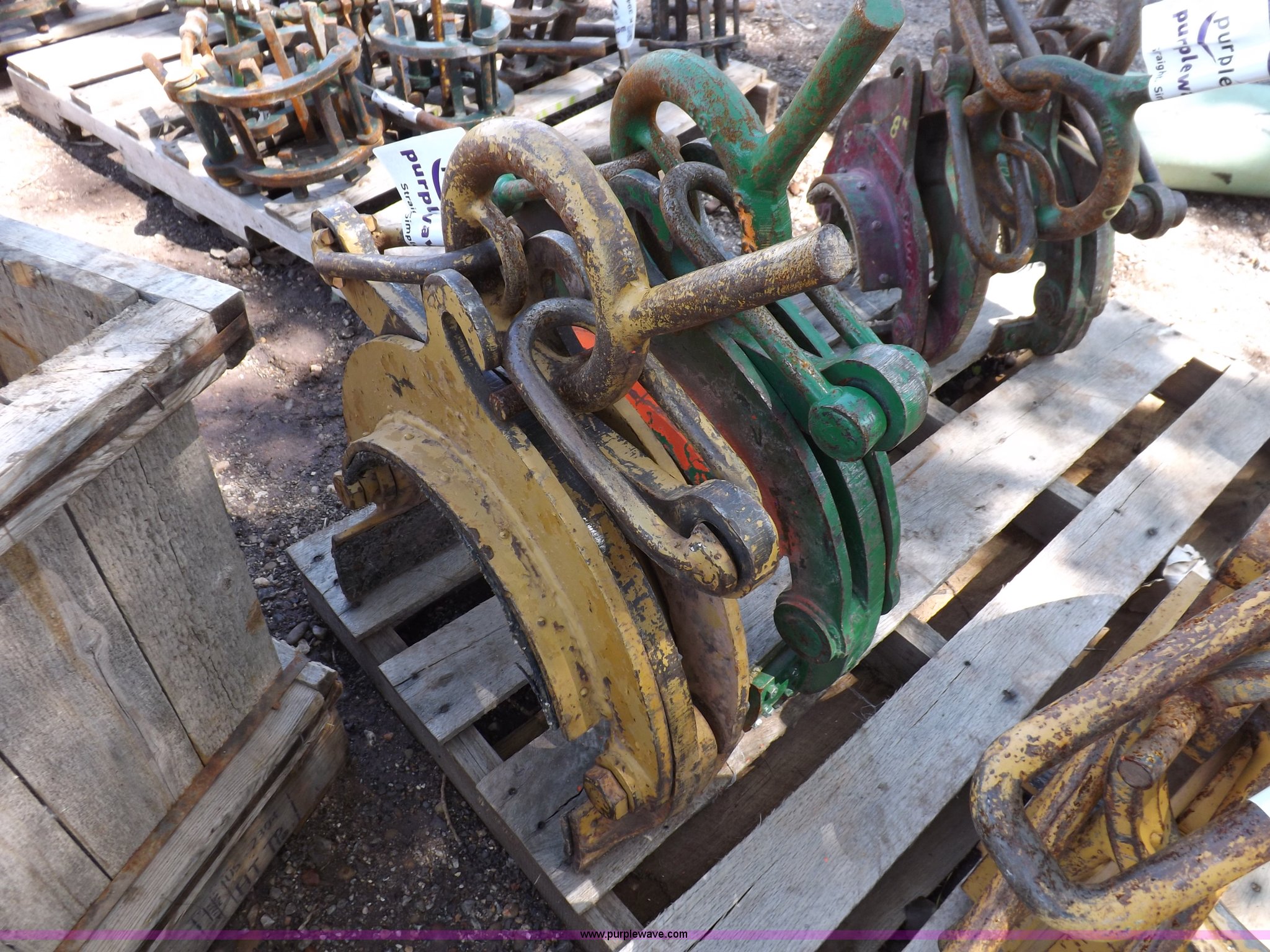 (2) pipe calipers/tongs in Woodward, OK Item K3944 sold Purple Wave