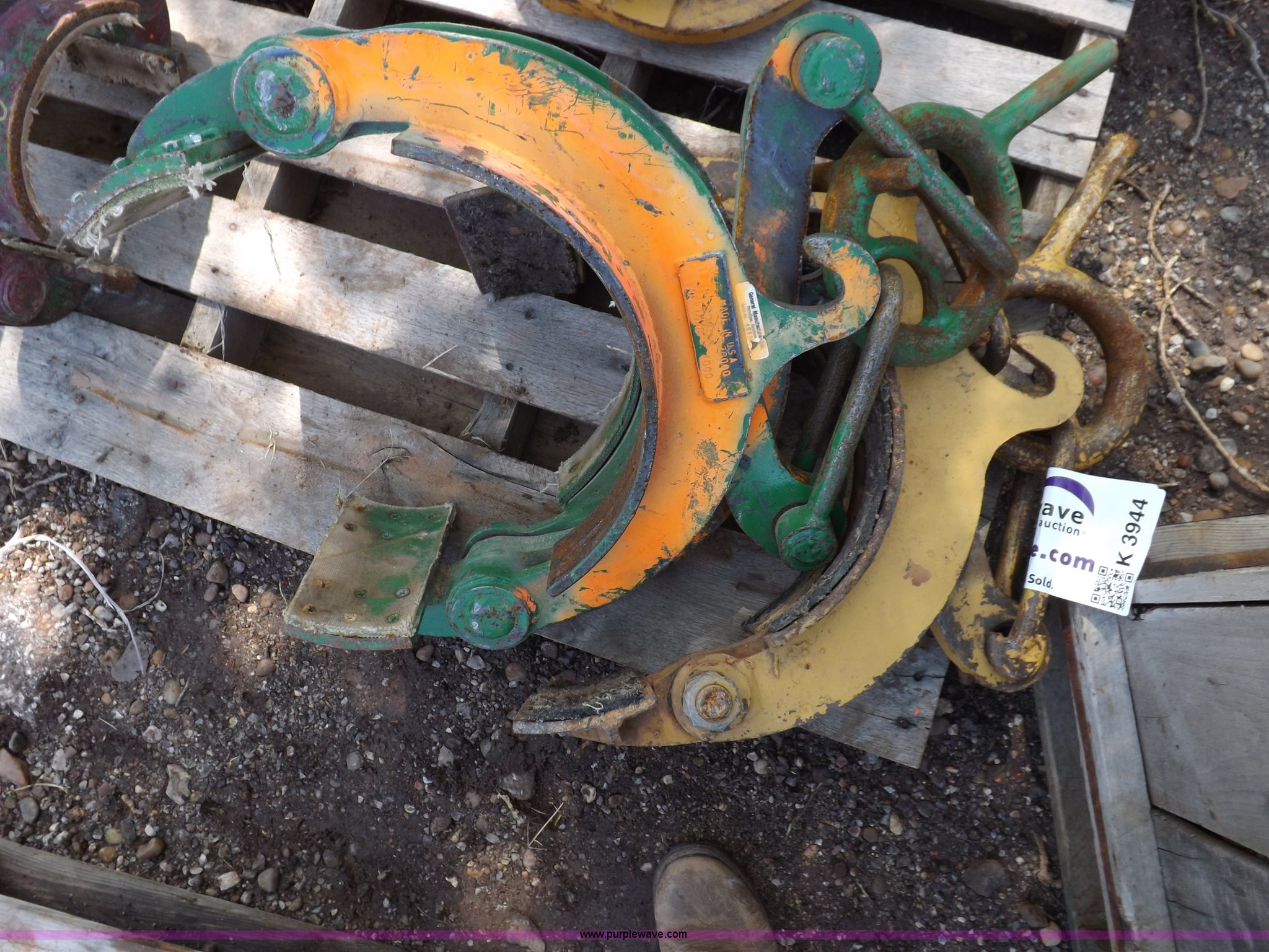(2) pipe calipers/tongs in Woodward, OK Item K3944 sold Purple Wave