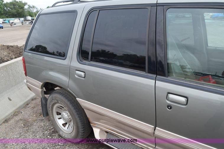 image for item E6441 2000 Mercury Mountaineer SUV