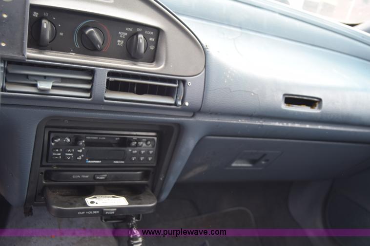 image for item E6443 1992 Ford Taurus