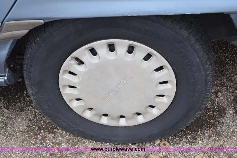 image for item E6443 1992 Ford Taurus