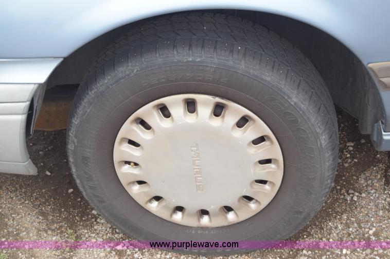 image for item E6443 1992 Ford Taurus