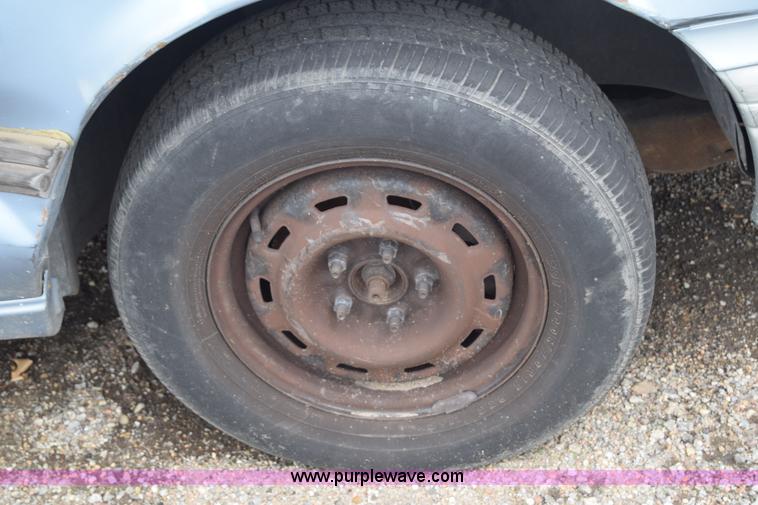 image for item E6443 1992 Ford Taurus