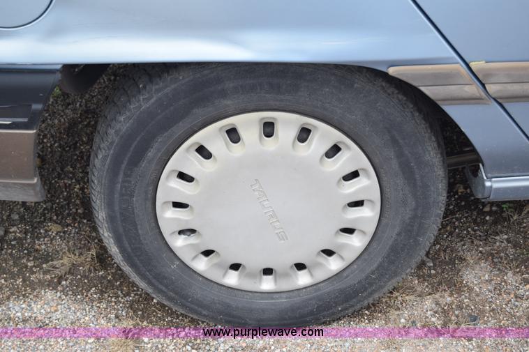 image for item E6443 1992 Ford Taurus