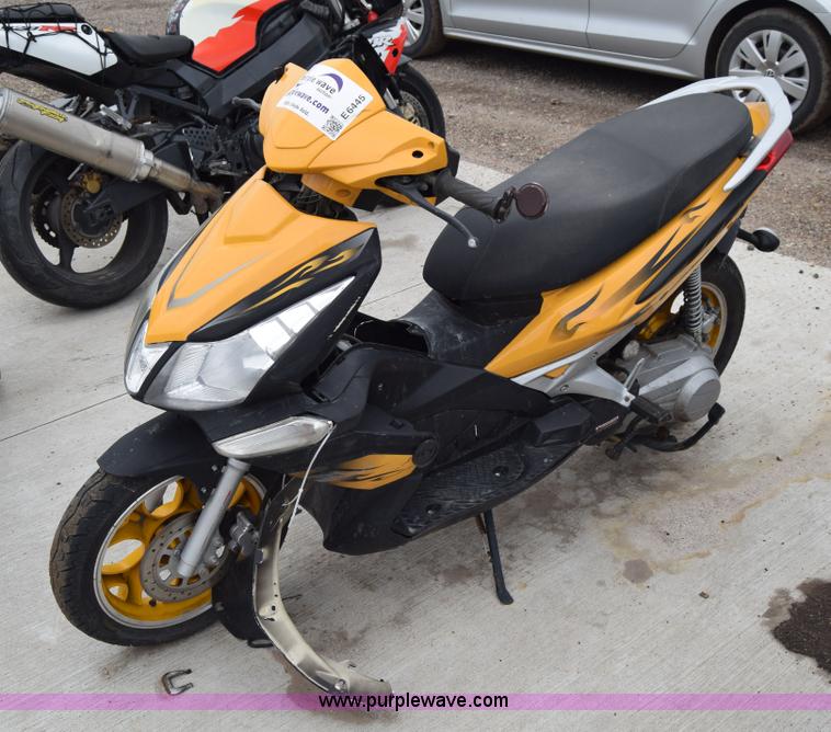 image for item E6445 2011 Zhej MC19-150 scooter