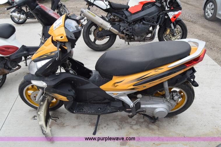 image for item E6445 2011 Zhej MC19-150 scooter