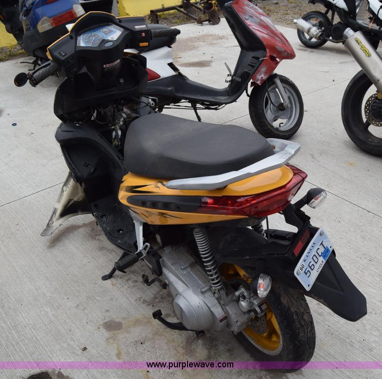 image for item E6445 2011 Zhej MC19-150 scooter