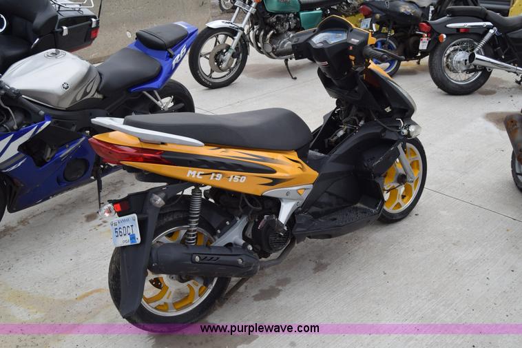 image for item E6445 2011 Zhej MC19-150 scooter