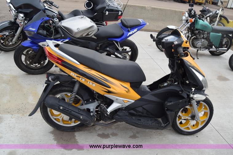 image for item E6445 2011 Zhej MC19-150 scooter