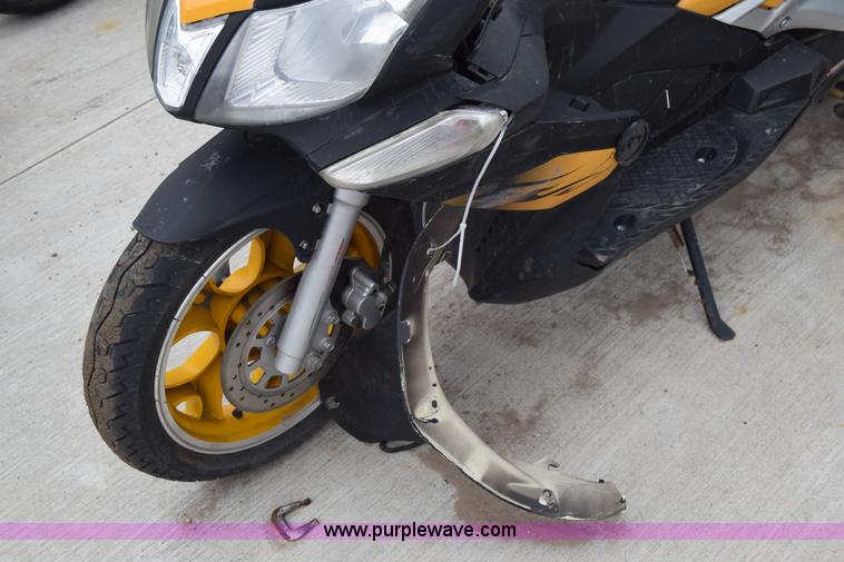 image for item E6445 2011 Zhej MC19-150 scooter