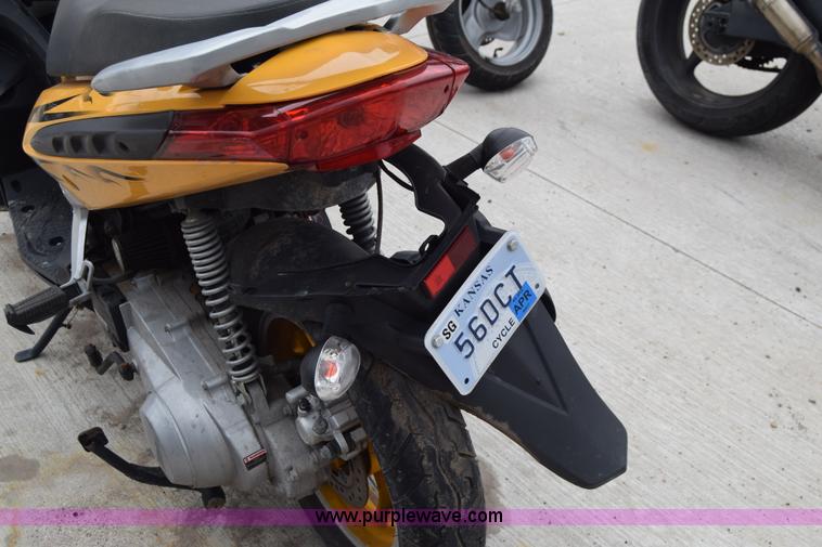 image for item E6445 2011 Zhej MC19-150 scooter