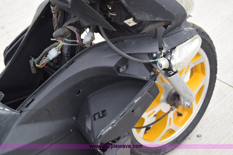 image for item E6445 2011 Zhej MC19-150 scooter