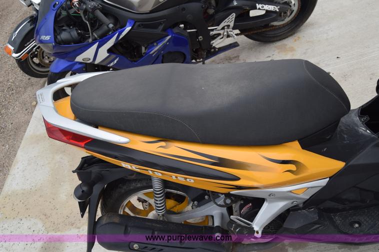 image for item E6445 2011 Zhej MC19-150 scooter