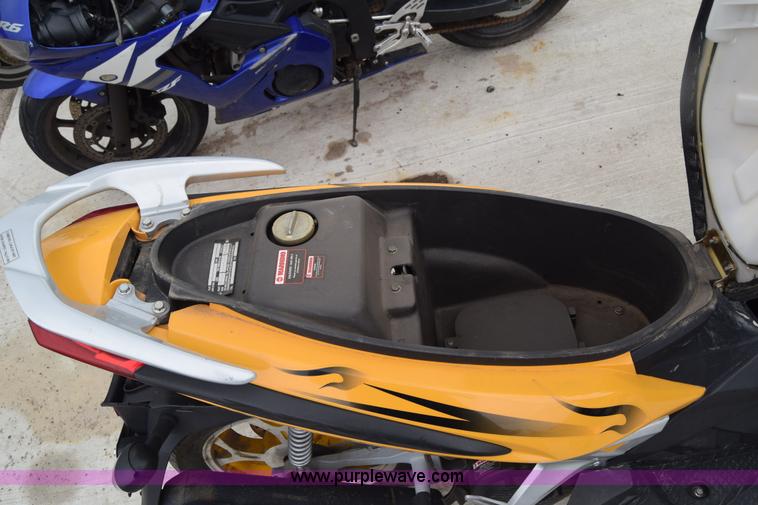 image for item E6445 2011 Zhej MC19-150 scooter