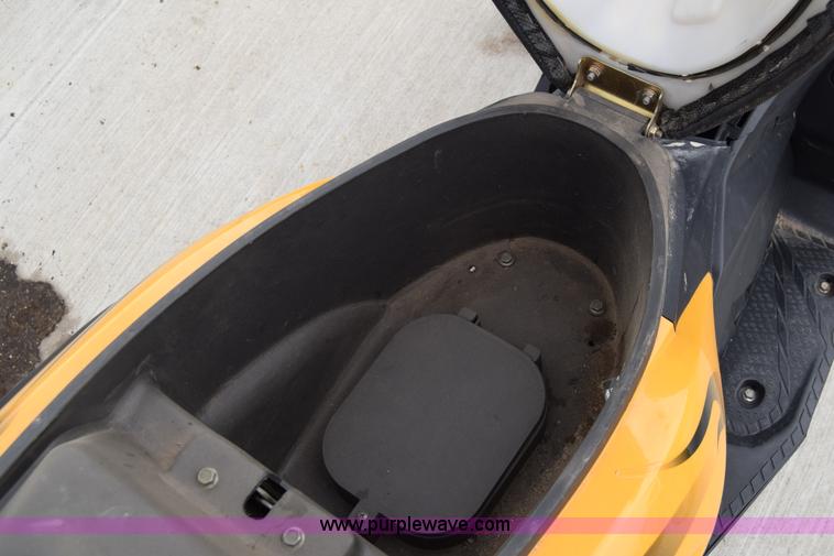 image for item E6445 2011 Zhej MC19-150 scooter