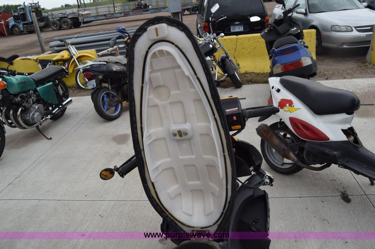 image for item E6445 2011 Zhej MC19-150 scooter