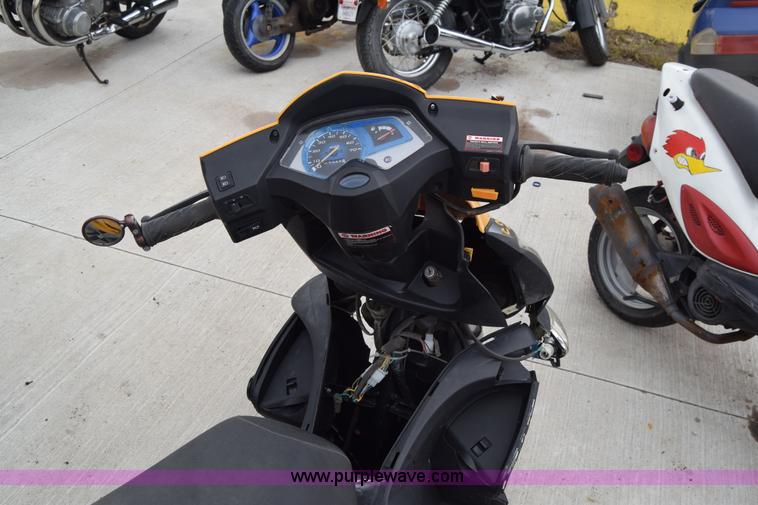 image for item E6445 2011 Zhej MC19-150 scooter