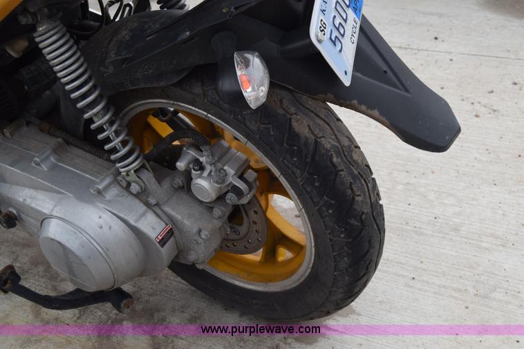 image for item E6445 2011 Zhej MC19-150 scooter