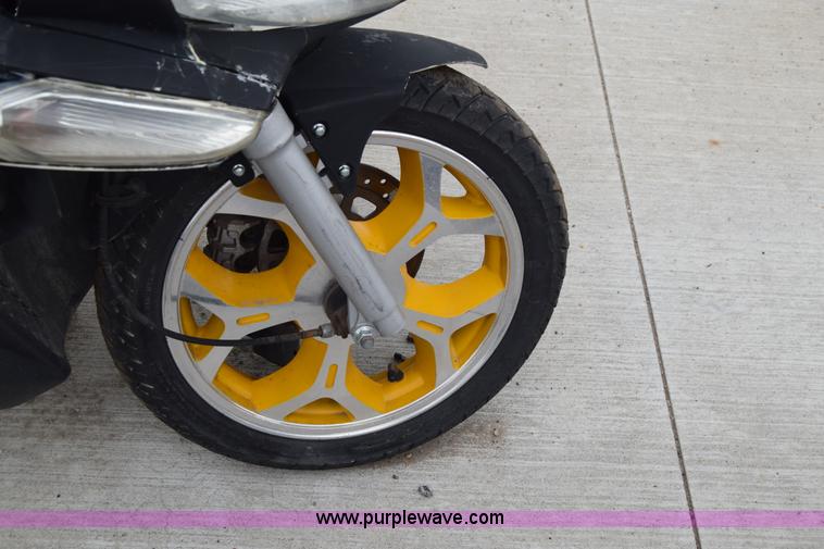 image for item E6445 2011 Zhej MC19-150 scooter