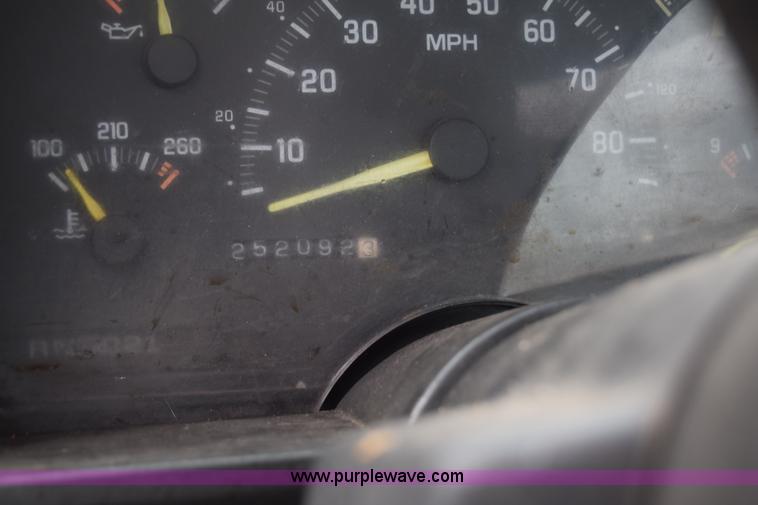 image for item E6490 1992 GMC Sierra 1500 pickup truck