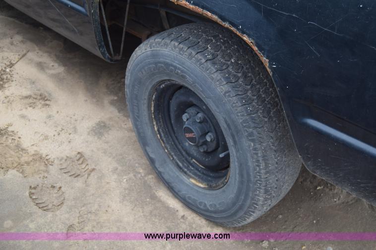 image for item E6490 1992 GMC Sierra 1500 pickup truck