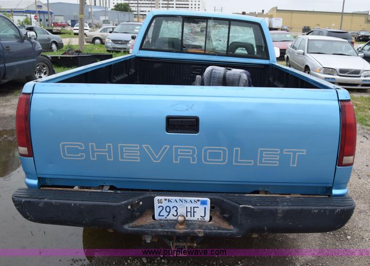 image for item J6647 1993 Chevrolet 1500 pickup truck