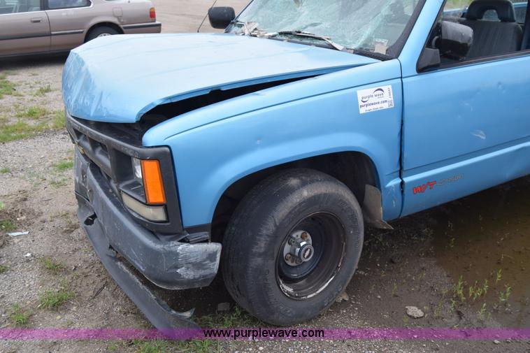 image for item J6647 1993 Chevrolet 1500 pickup truck
