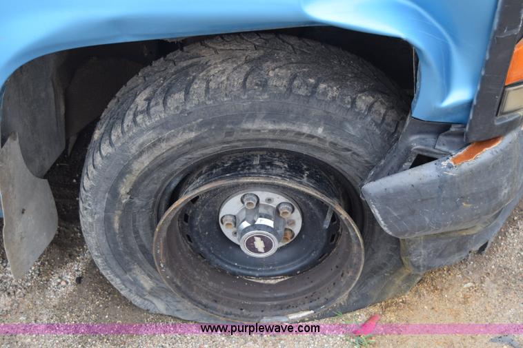 image for item J6647 1993 Chevrolet 1500 pickup truck