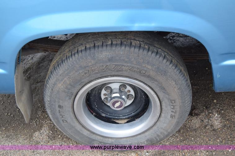 image for item J6647 1993 Chevrolet 1500 pickup truck