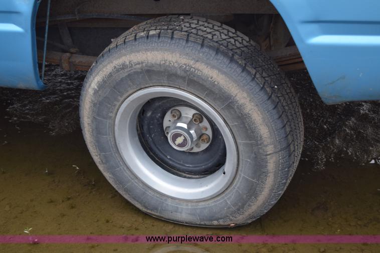 image for item J6647 1993 Chevrolet 1500 pickup truck