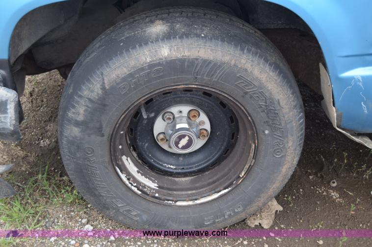 image for item J6647 1993 Chevrolet 1500 pickup truck