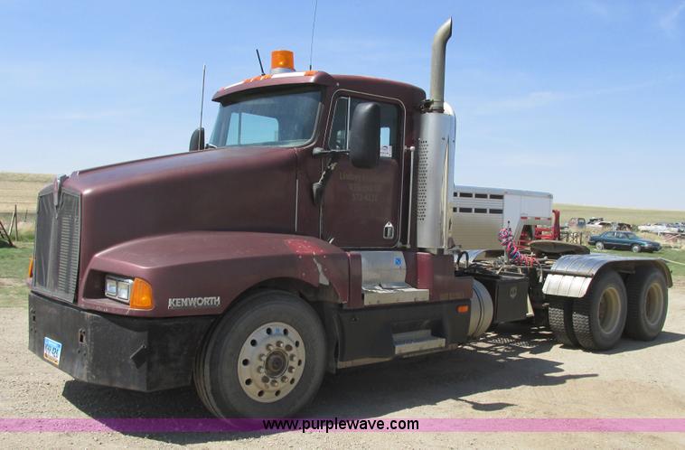 image for item A8794 1990 Kenworth T600 semi truck