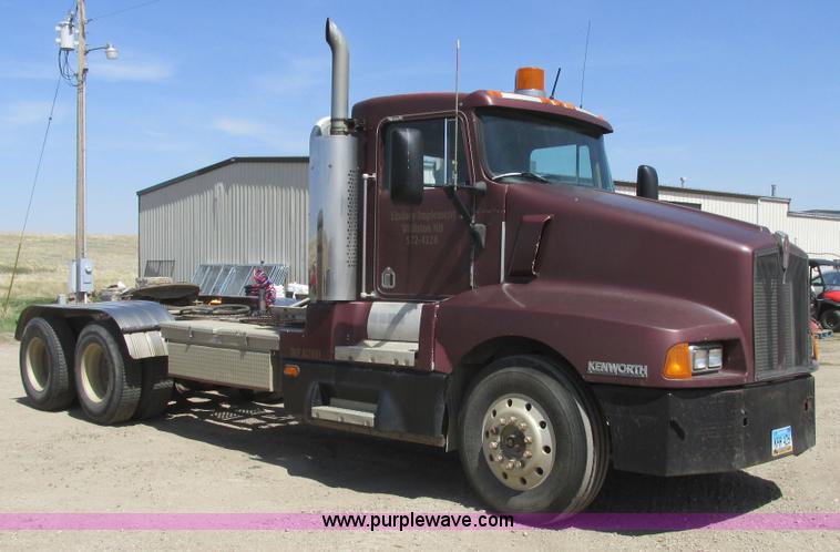 image for item A8794 1990 Kenworth T600 semi truck