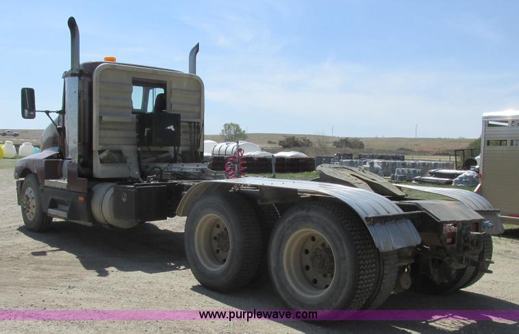 image for item A8794 1990 Kenworth T600 semi truck