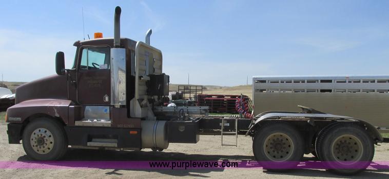 image for item A8794 1990 Kenworth T600 semi truck