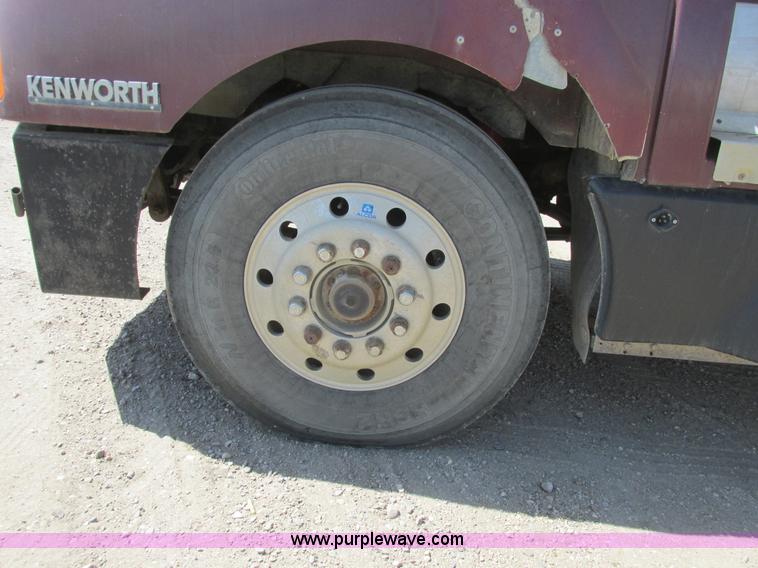 image for item A8794 1990 Kenworth T600 semi truck