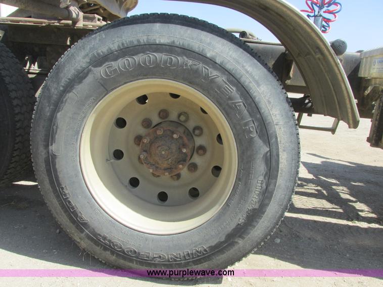 image for item A8794 1990 Kenworth T600 semi truck